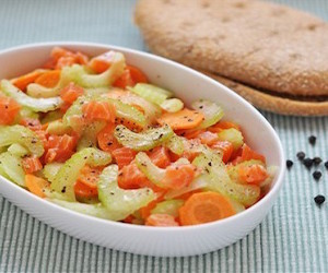 Салат из лосося, свежего сельдерея и сочной моркови, Рыбные салаты