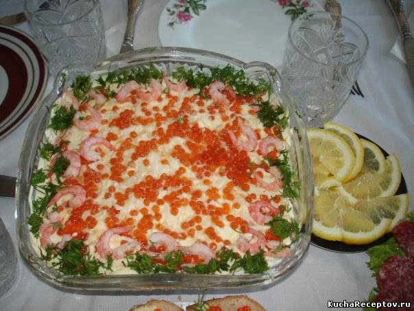 салат с креветками и красной икрой