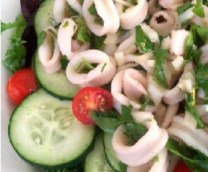 Сытный, пикантный салат со свежим огурцом и кальмаром в панировке, Рыбные салаты