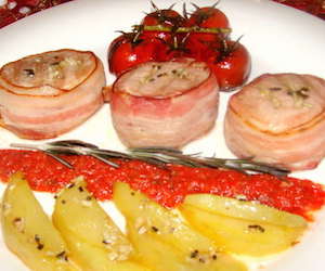 Медальоны из свинины с томатами черри, Мясо
