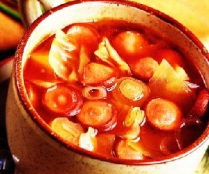 Насыщенный итальянский томатно-фасолевый суп с сосисками, Супы