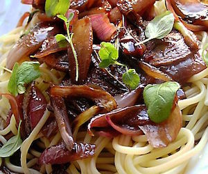 Спагетти с жареным луком и рукколой, Макароны (паста)
