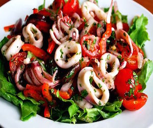 Салат с кальмарами, овощами и копченым сыром, Рыбные салаты