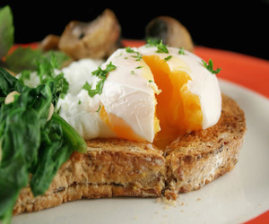 Яйцо пашот со шпинатом и острым маслом, Блюда из творога и яиц