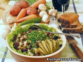 Салат с маринованными грибами и брусникой, Овощные салаты